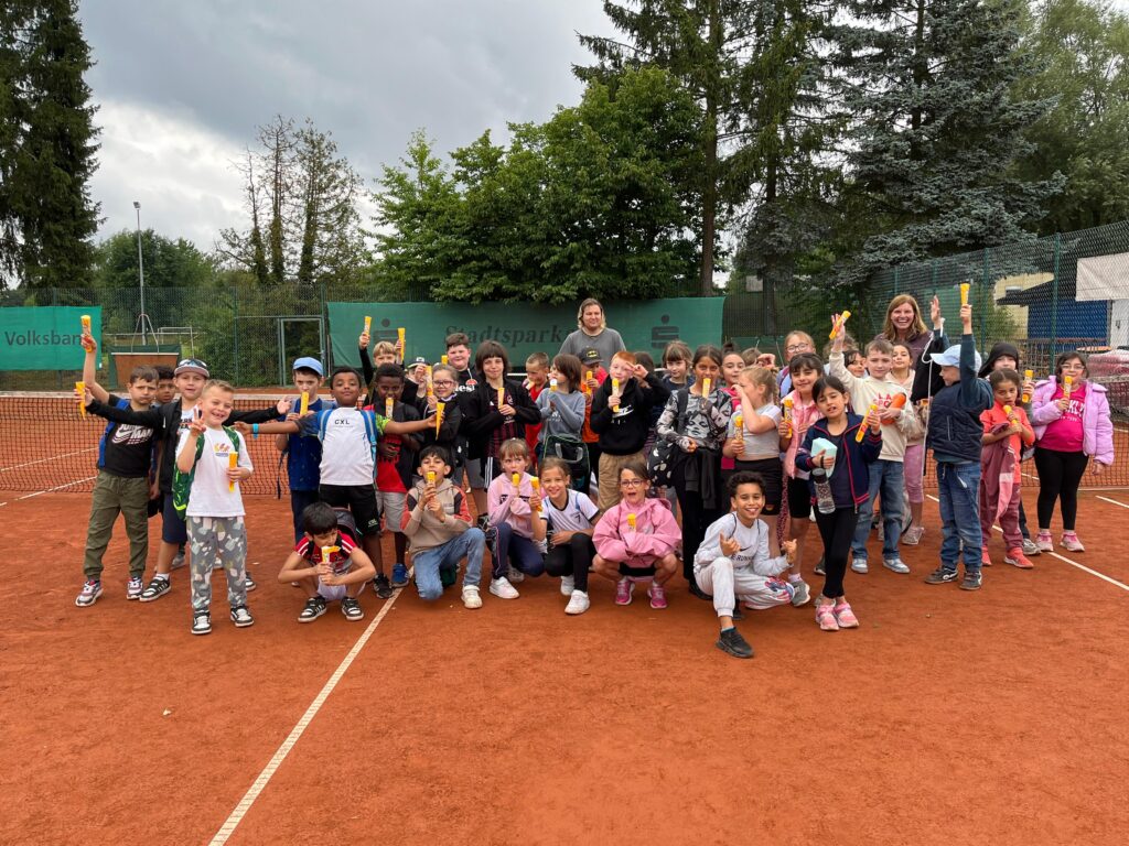 Tennis-Schnuppertraining fuer die Gerhardinger-Grundschule Weiden