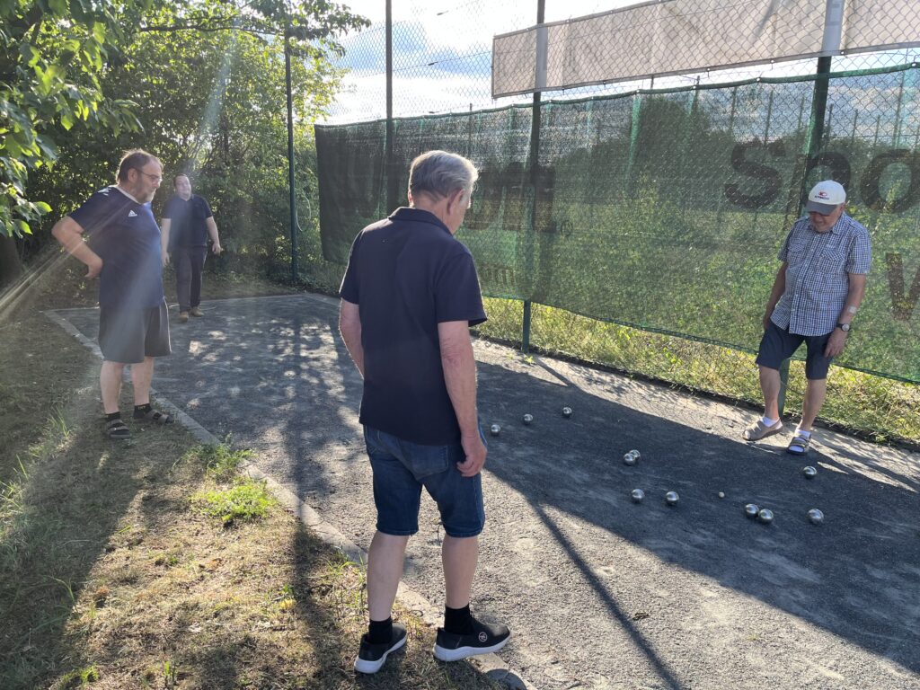 Unsere Bocciabahn erwachte zu neuem Leben!BVS Weiden spielt seit Juni Pétanque auf unserer Anlage